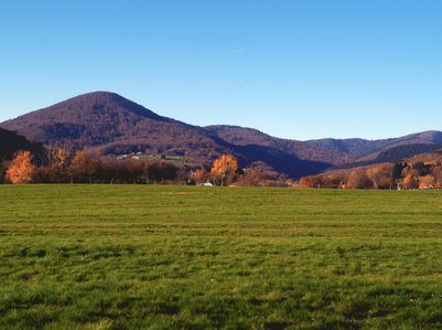 Etueffont, au pied du versant sud du massif des Vosges